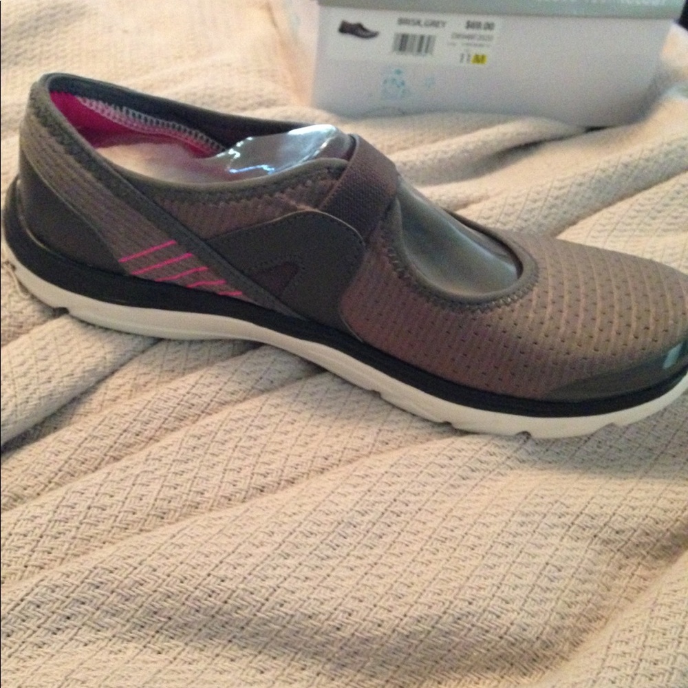 New Naturalizer BZEES tennis shoes. Size 11M. New